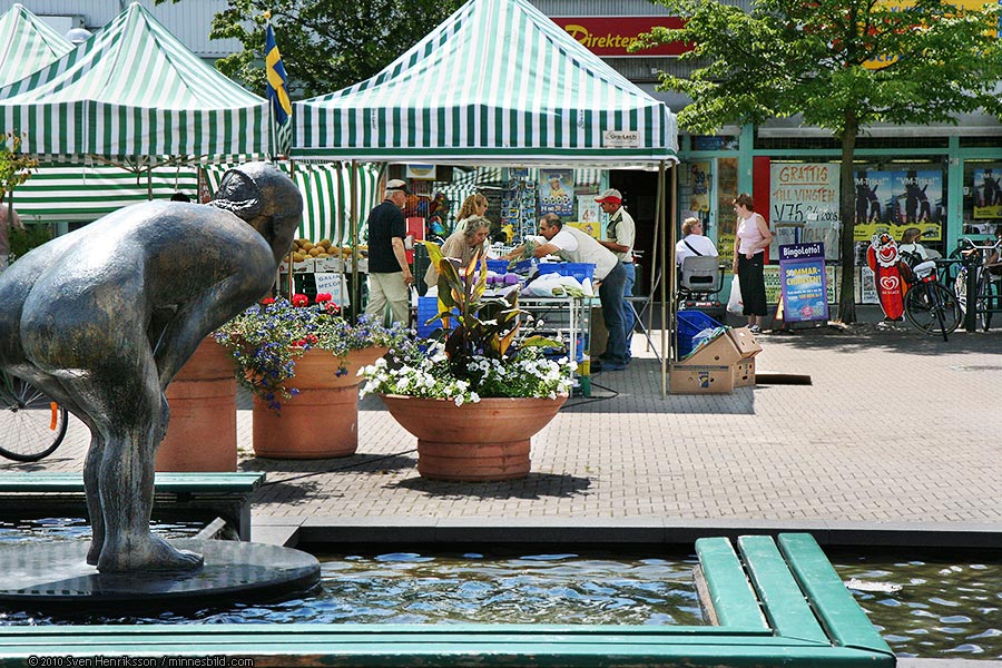 Torgdag p torget i Lomma. Gamla Lommabilder. Sven Henriksson minnesbild.com