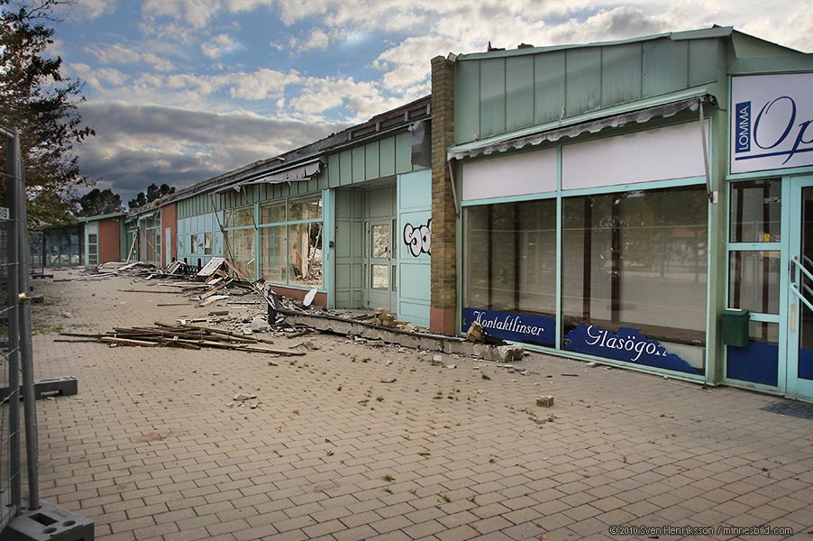 Lomma centrum, centrumhuset rivs. Foto: Sven Henriksson, minnesbild.com