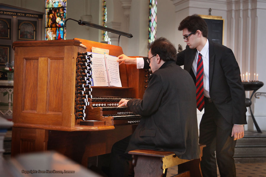 David Briggs i Lomma kyrka. Robert Bennesh assisterar. Foto: Sven Henriksson minnesbild.com