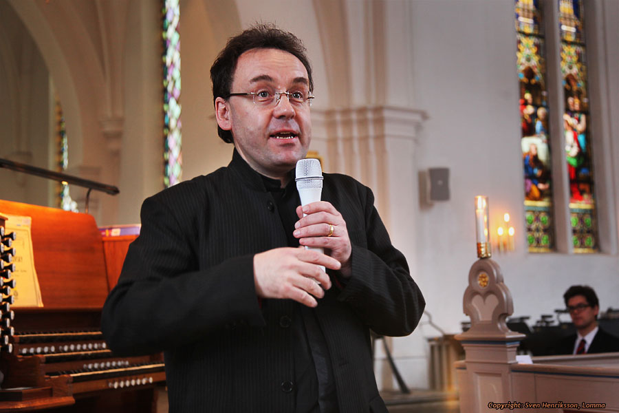Lite data om bilden:
Plats: Lomma kyrka, orgelinvigning
Datum: 2010-02-06
Utrustning: Canon EOS 5D Mk II + EF 24-105mm f4
David Briggs i Lomma kyrka. Foto: Sven Henriksson minnesbild.com