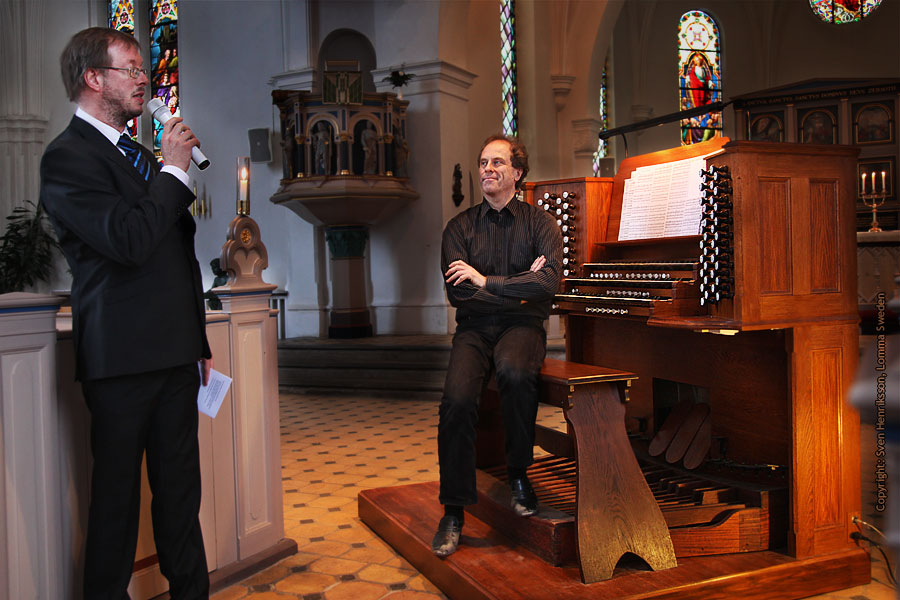 Lite data om bilden:
Plats: Lomma kyrka, orgelinvigning
Datum: 2010-02-06
Utrustning: Canon EOS 5D Mk II + EF 24-105mm f4
Lomma församlings musikdirektör Bengt Wittje hälsar Mikael Wahlin välkommen