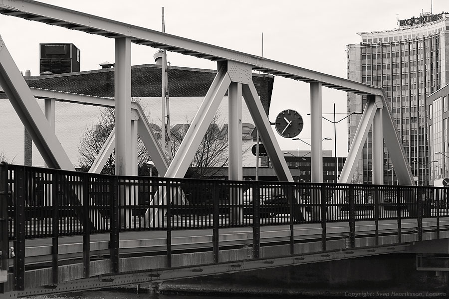 Kockums malm med klaffbron och portvakten, i bakgrunden gngtappen