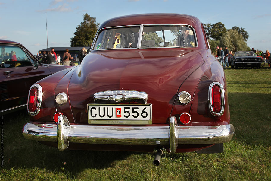 Lite data om bilden:
Plats: Vikingatider, Löddeköpinge
Datum: 2009-08-18
Utrustning: Canon EOS 5D + EF 24-105mm f4
Studebaker på tisdagsträff i Löddeklöpinge Foto: Sven Henriksson - minnesbild.com