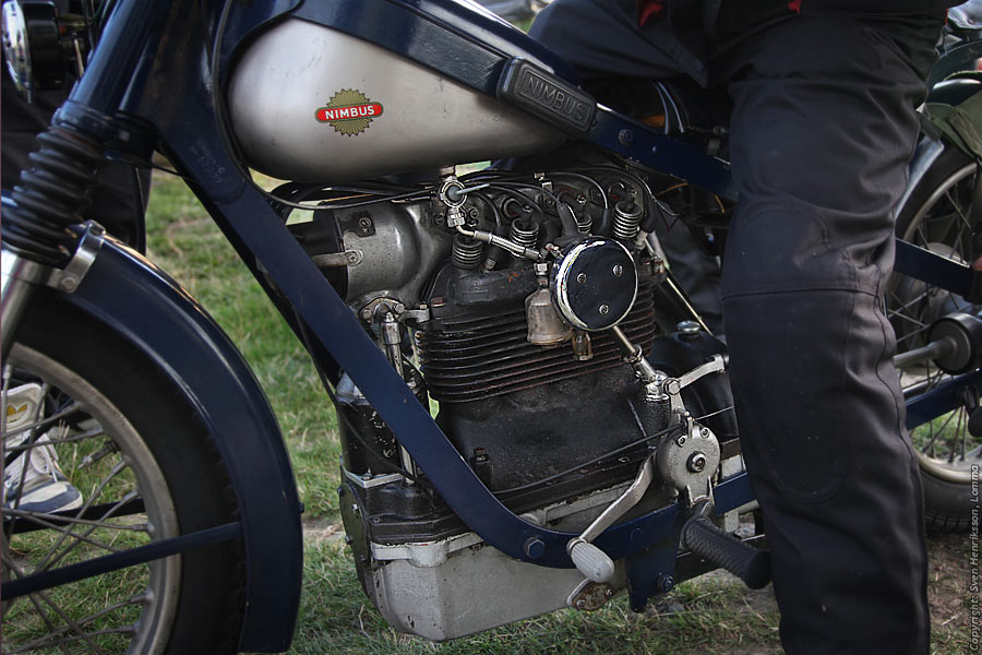 Lite data om bilden:
Utrustning: Canon EOS 5D + EF 24-105mm f4
Nimbus motorcykel på motorträff i Löddeköpinge. Foto: Sven Henriksson, minnesbild.com