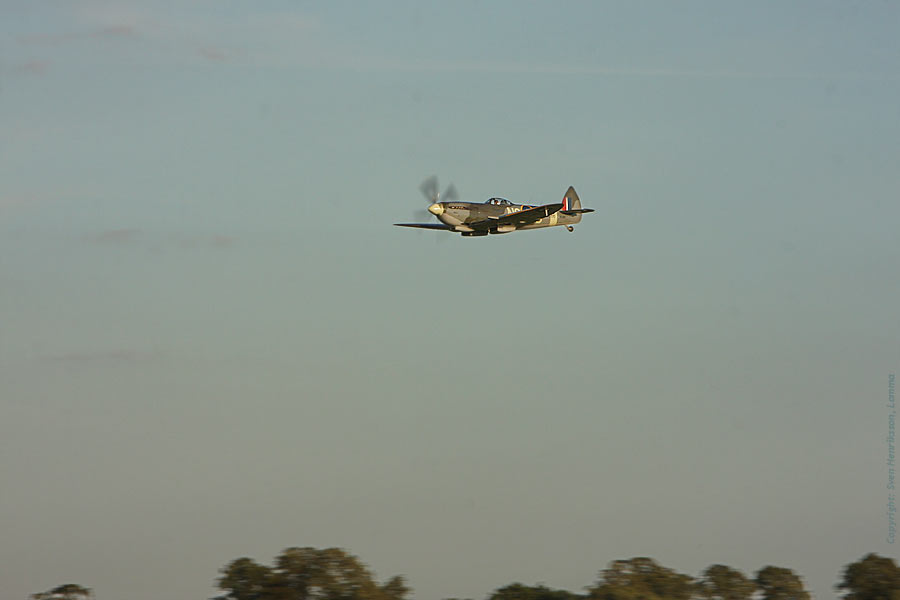 Lite data om bilden:
Utrustning: Canon EOS 40D + EF 70-200mm 2,8 IS
Spitfire Mk XVIII spakad av Bertil Gerhardt