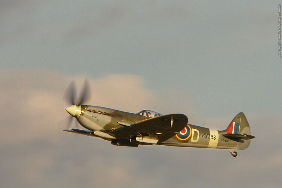Lite data om bilden:
Utrustning: Canon EOS 40D + EF 70-200mm 2,8 IS
Spitfire Mk XVIII spakad av Bertil Gerhardt på tisdagsträff i Lödde