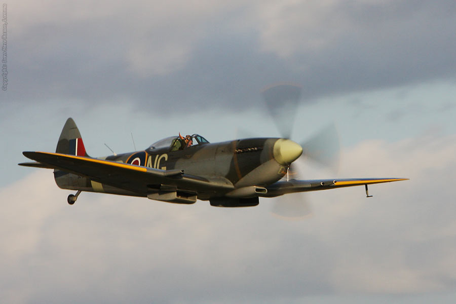 Lite data om bilden:
Utrustning: Canon EOS 40D + EF 70-200mm 2,8 IS
Spitfire Mk XVIII, Piloten Bertil Gerhardt vinkar till publiken