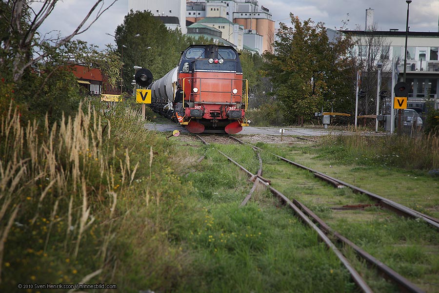 Lite data om bilden:
Datum: 2010-09-29
Utrustning: Canon EOS 5D MkII + EF 24-105 F4.0
Malmö-Limhamns järnväg kallad sillabanan, Transport till Nordmills. Gamla Malmöbilder av Sven Henriksson, minnesbild.com