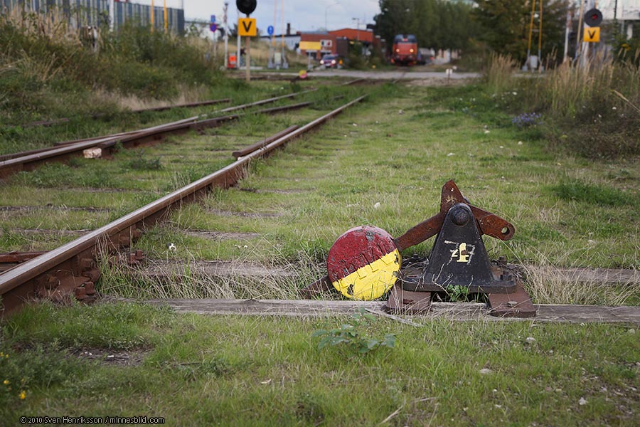Lite data om bilden:
Datum: 2010-09-29
Utrustning: Canon EOS 5D MkII + EF 24-105 F4.0
Malmö-Limhamns järnväg kallad sillabanan, Ett uppgivet växelklot. Gamla Malmöbilder av Sven Henriksson, minnesbild.com