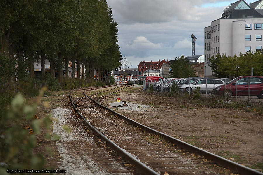 Lite data om bilden:
Datum: 2010-09-29
Utrustning: Canon EOS 5D MkII + EF 24-105 F4.0
MLJ Malmö-Limhamns järnväg kallad sillabanan, Gamla Malmöbilder av Sven Henriksson, minnesbild.com