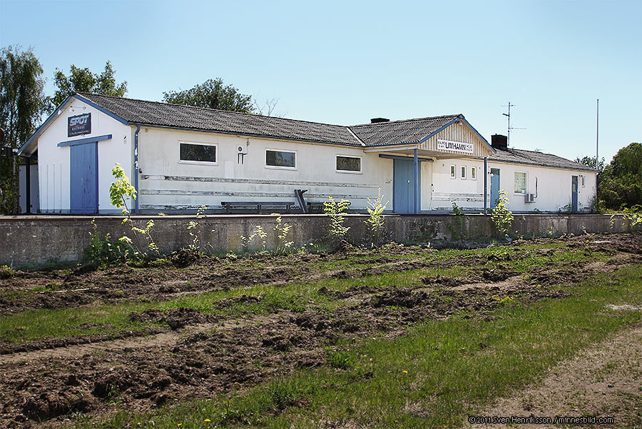 Lite data om bilden:
Datum: 2011-05-09
Utrustning: Canon EOS-1D MkIV + EF 24-105 F4.0
Malmö-Limhamns järnväg kallad sillabanan, Gamla Malmöbilder av Sven Henriksson, minnesbild.com