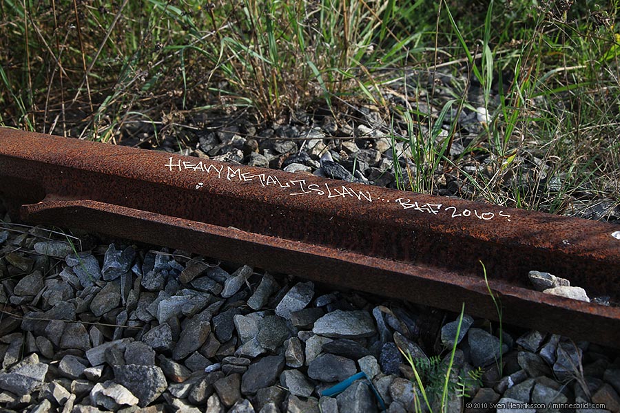 Lite data om bilden:
Datum: 2010-09-29
Utrustning: Canon EOS 5D MkII + EF 24-105 F4.0
Klotter på rälsen. Malmö-Limhamns järnväg kallad sillabanan, Gamla Malmöbilder av Sven Henriksson, minnesbild.com