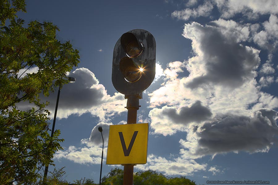 Lite data om bilden:
Datum: 2010-09-29
Utrustning: Canon EOS 5D MkII + EF 24-105 F4.0
Malmö-Limhamns järnväg kallad sillabanan, Gamla Malmöbilder av Sven Henriksson, minnesbild.com