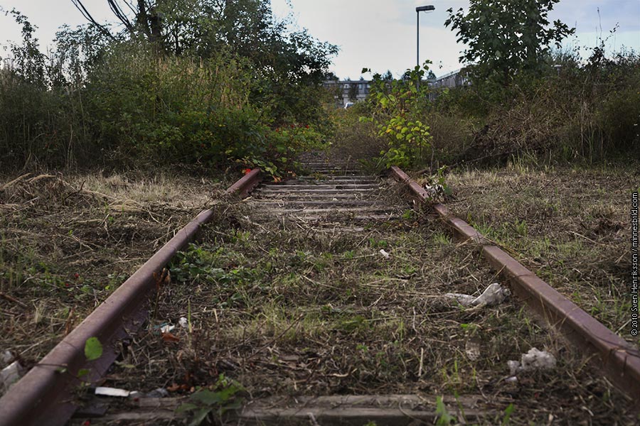 Lite data om bilden:
Datum: 2010-09-29
Utrustning: Canon EOS 5D MkII + EF 24-105 F4.0
Naturen tar över mer och mer. Malmö-Limhamns järnväg kallad sillabanan, Gamla Malmöbilder av Sven Henriksson, minnesbild.com