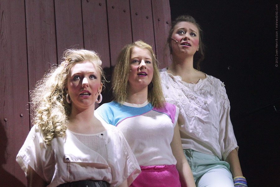 Elin Nyberg Dorotea Katthn och Maria Petersen. Footloose musical Lars-Erik Larssongymnasiet LEL Foto: Sven Henriksson, minnesbild.com