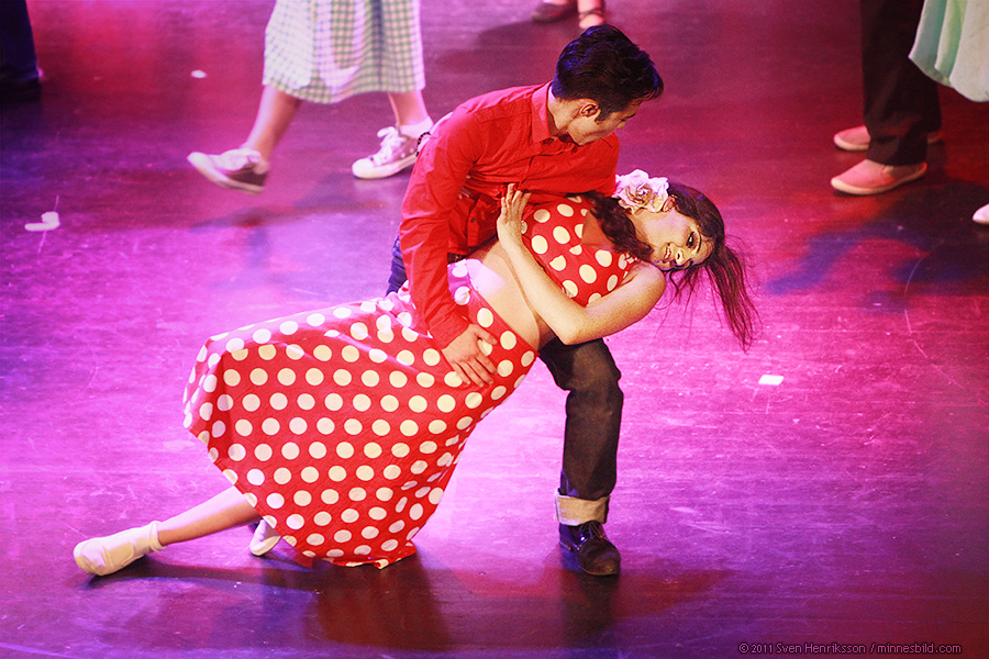 Danny Zuko (Andr On) och Cha-Cha (Sara Kenari)