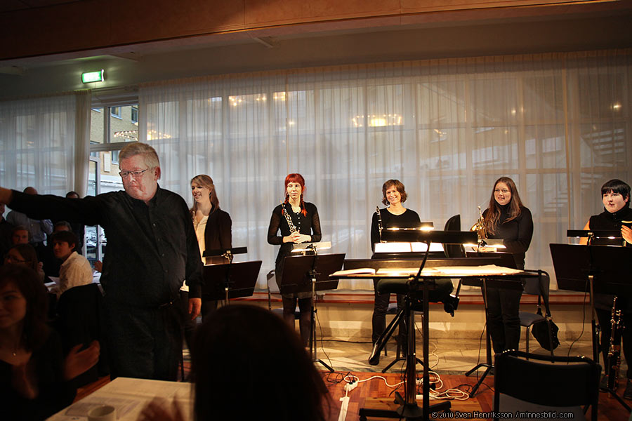 Hans Lundgren och blåskvintetten. Lihkören sjunger Bellman. minnesbild.com