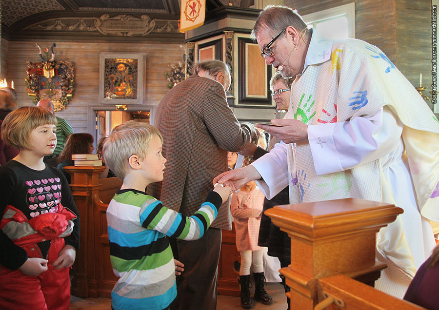 Kyrkoherde M�rten Ericsson delar ut nattvarden i Lax� kyrka  Foto: Sven Henriksson / minnesbild.com